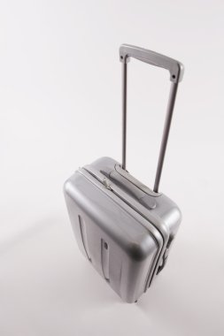 Beyaz arka plan karşı uzun saplı gümüş çanta