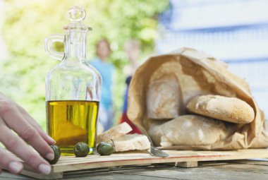 İtalya, Tuscany, Magliano, ekmek, zeytin ve zeytinyağı ahşap masa üzerinde kapat