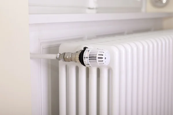 Witte radiator met thermostaat — Stockfoto