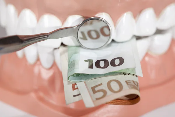 Dentaduras a morder notas de euro de perto — Fotografia de Stock