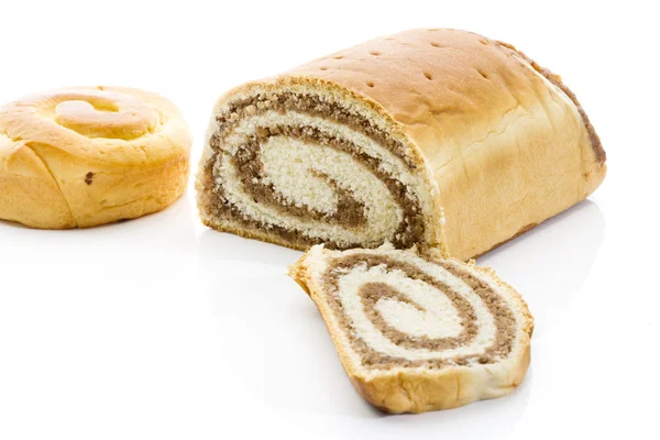 Strudel cheio de pães de nozes cheio de creme e bolo de anel no fundo branco — Fotografia de Stock