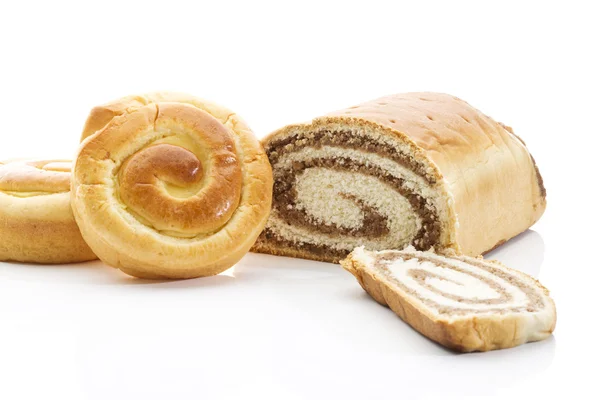 Strudel repleto de pães de nozes cheios de creme sobre fundo branco — Fotografia de Stock