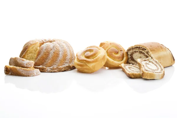 Strudel cheio de pães de nozes cheio de bolo de anel de creme no fundo branco — Fotografia de Stock