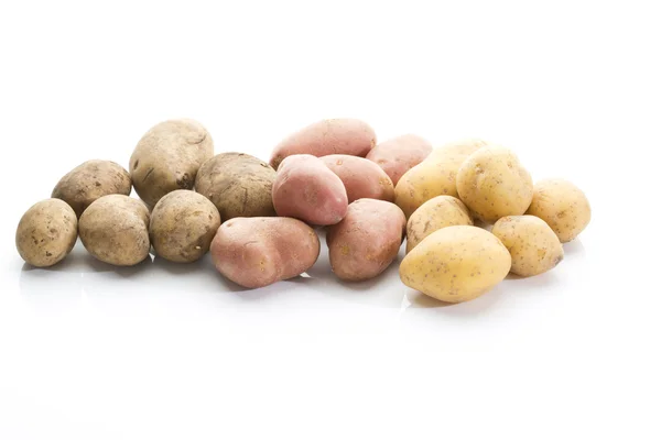 Verschillende soorten aardappelen op witte achtergrond — Stockfoto