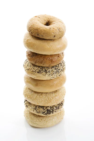 Bagels med vallmofrön bagels med Sesam fullkorn bagels på vit bakgrund — Stockfoto