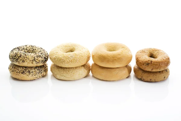 Bagels com sementes de papoila bagels com gergelim bagels integrais no fundo branco — Fotografia de Stock