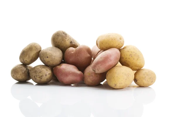 Diferentes tipos de batatas no fundo branco — Fotografia de Stock