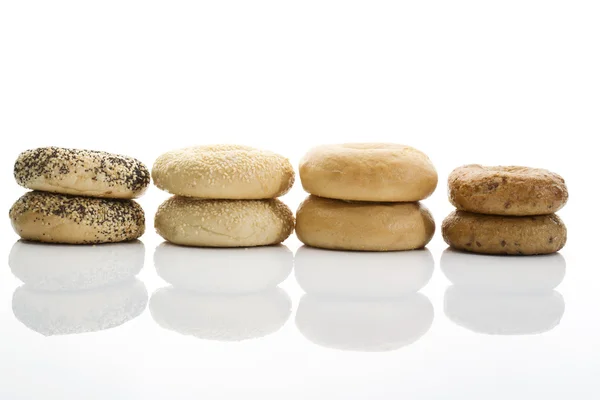 Bagels con semillas de amapola bagels con bagels integrales de sésamo sobre fondo blanco —  Fotos de Stock