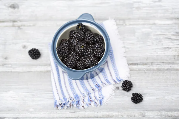 Frescas moras maduras en plato de soufflé vista elevada —  Fotos de Stock