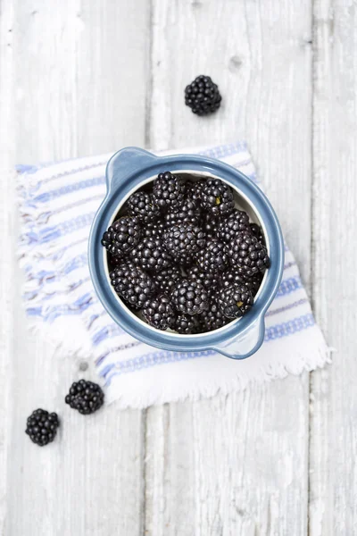 Frescas moras maduras en plato de soufflé vista elevada —  Fotos de Stock