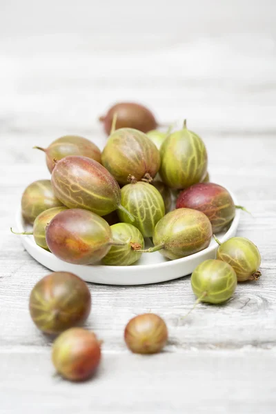 Grosellas frescas maduras en plato — Foto de Stock