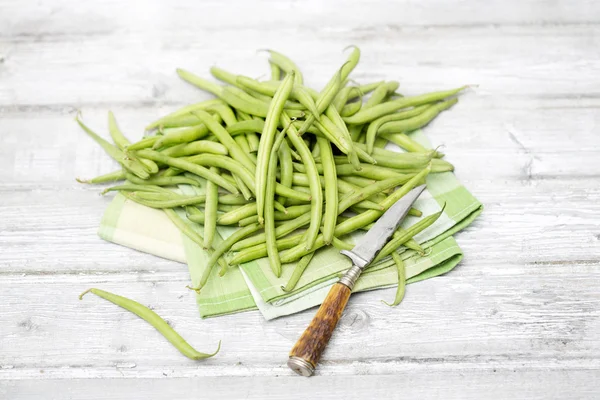 Rohe grüne Bohnen (phaseolus vulgaris) antikes Messer auf Stoffserviette — Stockfoto