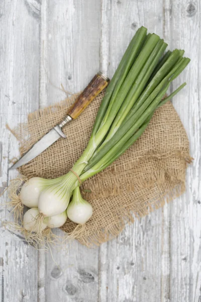 Spring onions on wooden floor elevated view — Stock Photo, Image