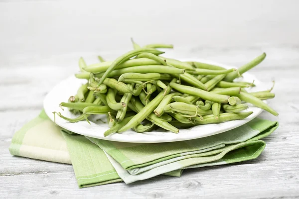 Rauwe groene bonen (Phaseolus vulgaris) op plaat — Stockfoto