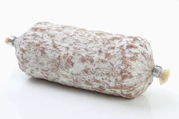 Salami sur fond blanc — Photo