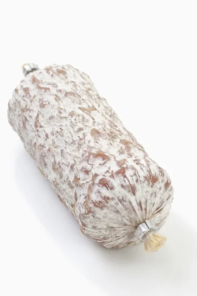 Salami på vit bakgrund — Stockfoto