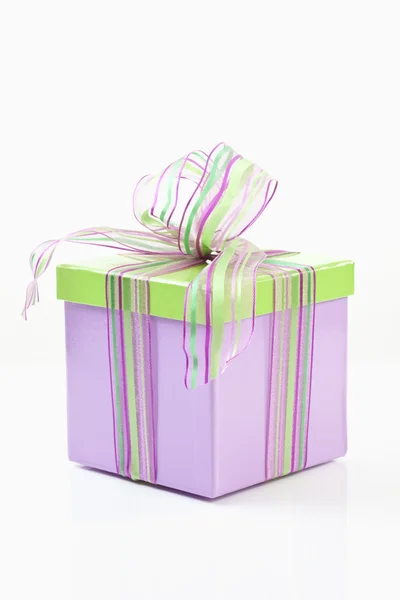 Caja de regalo sobre fondo blanco —  Fotos de Stock