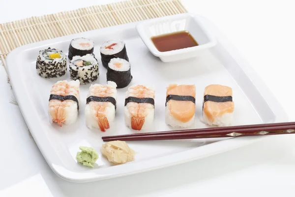 Lazackaviáros sushi tekercs lemez, a tányéralátét — Stock Fotó