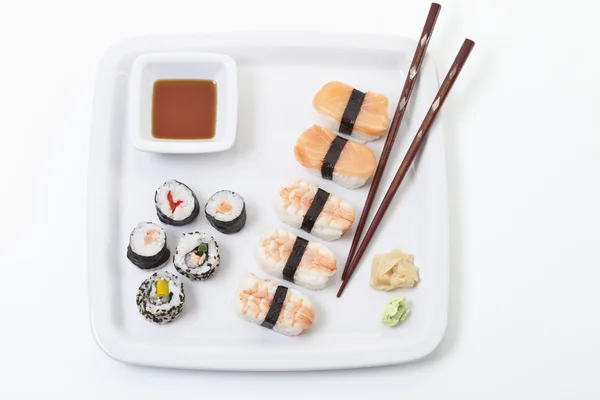 Sushi Maki em placa, vista elevada — Fotografia de Stock