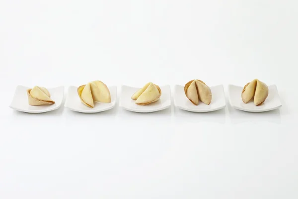 Fortune cookies i fyrkantiga plattan på vit bakgrund — Stockfoto