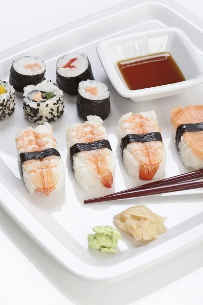 Maki sushi em placa, close-up — Fotografia de Stock