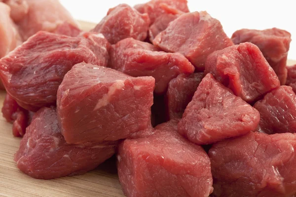 Carne de vaca em tábua de cortar, close-up — Fotografia de Stock