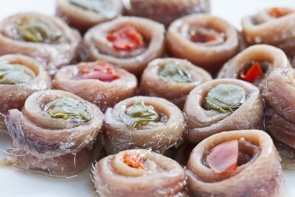 Anchovas cheias de alcaparras e tomates, close-up — Fotografia de Stock