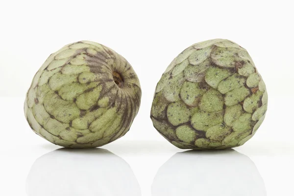 Dois cherimoya no fundo branco — Fotografia de Stock