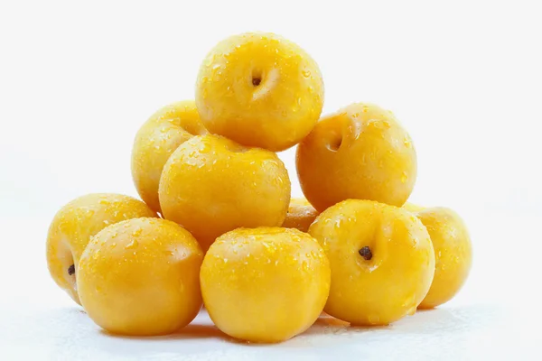 Ameixas amarelas sul-africanas no fundo branco — Fotografia de Stock