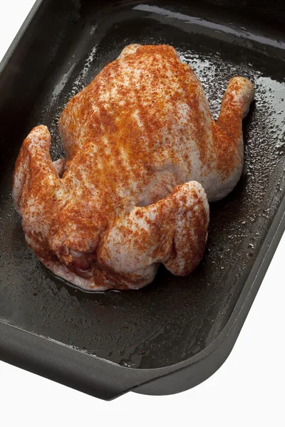 Hele gegrilde kip op het roosteren lade, verhoogde weergave — Stockfoto
