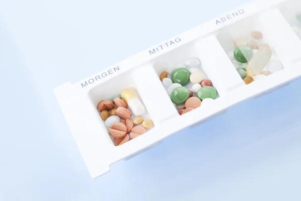Pilules à l'intérieur de la boîte à pilules, vue élevée — Photo