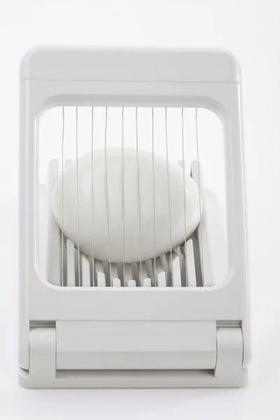 Яйцо на яйцерезке — стоковое фото