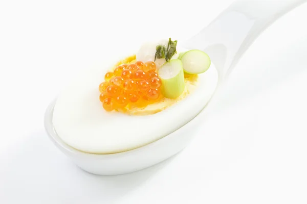 Aperitivo com ovo e caviar na colher, close-up — Fotografia de Stock