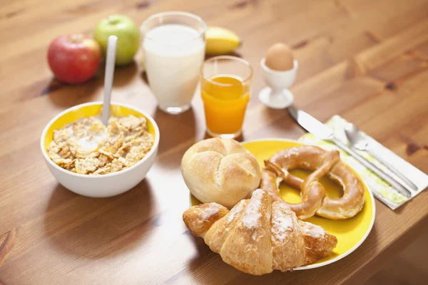 Frühstück auf dem Tisch — Stockfoto