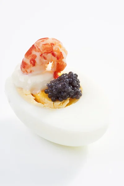 Aperitivo con huevo, camarones y caviar, primer plano — Foto de Stock