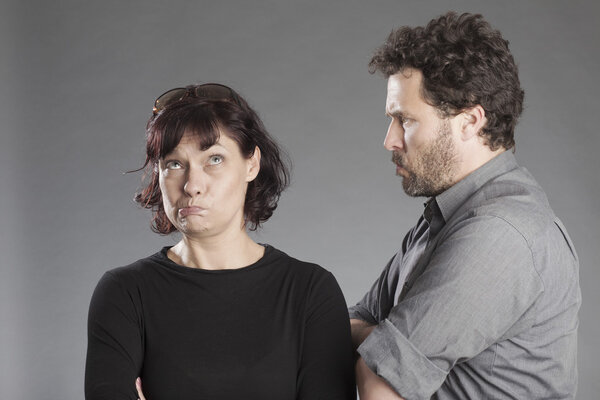 Зрелая пара мужчина сердитый женщина чувствует себя виноватой
