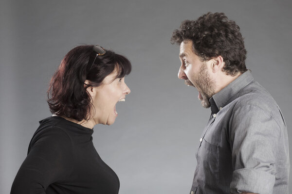 Зрелая пара ссорится
