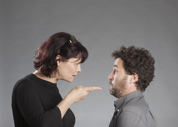 Зрелая пара ссорится
