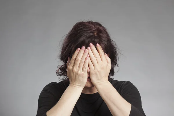 Mujer madura cubriendo los ojos —  Fotos de Stock