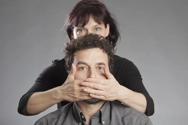 Ouder paar vrouw die betrekking hebben op iemands mond — Stockfoto