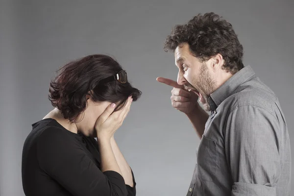 Érett pár elidegenedett ember kiabálás nő sír — Stock Fotó