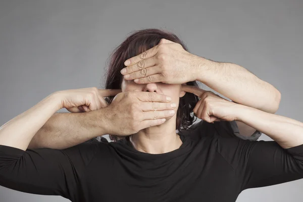 Vrouw niet zien niet horen niet iets te zeggen — Stockfoto