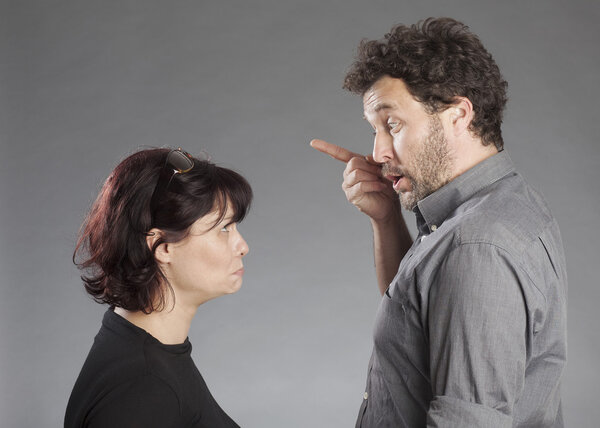 Зрелая пара ссорится
