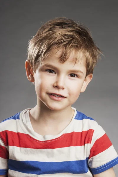 Споглядальний молодий хлопчик на сірому фоні, портрет — стокове фото