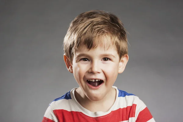 Niño mirando asombrado sobre fondo gris, retrato — Foto de Stock