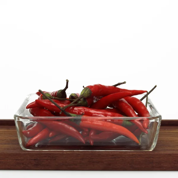 Chiles rojos frescos en tazón, primer plano — Foto de Stock