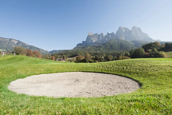 Vista do campo de golfe com bunker — Fotografia de Stock