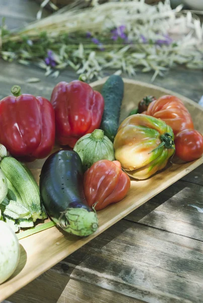 Italia, Toscana, Magliano, Primo piano di verdure varie in vassoio di legno — Foto Stock