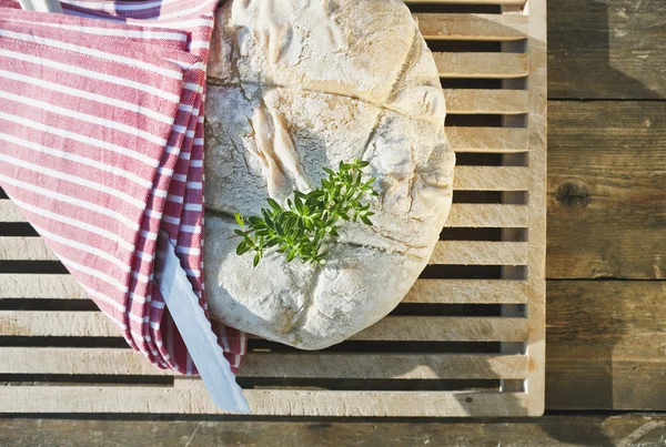 Italy, Tuscany, Magliano, bread and knife, elevated view — Stockfoto
