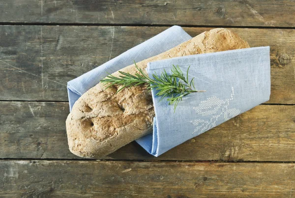 Italia, Toscana, Magliano, pâine pe masă de lemn, vedere ridicată — Fotografie, imagine de stoc